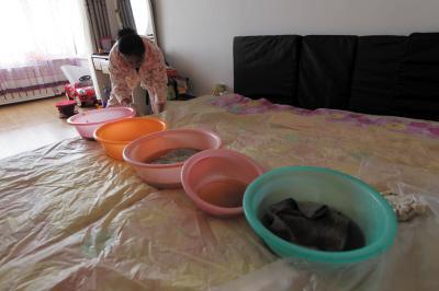黄陵楼上漏水，住户失联，小区没物管，业主维权难！律师来支招……